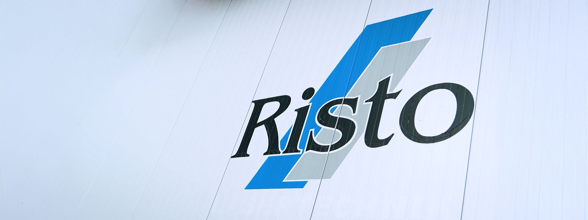 Risto logo op de buitengevel van een bedrijfsgebouw      
